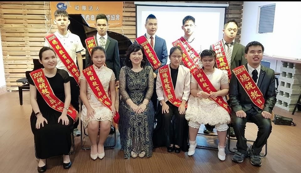 陳蔚綺（前左三）和十位「總統教育獎」殊榮的身障學生們合影